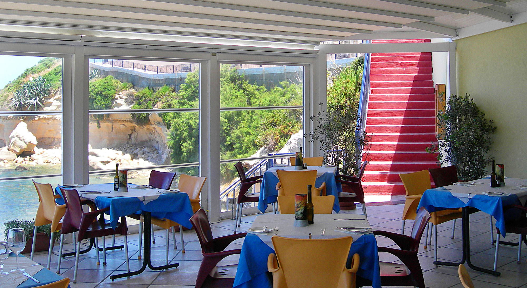 vista2-1 Vista Retractable Shades are cassette retractable curtains for wind and rain protection. Opens vertically on pergolas, patios and windows.