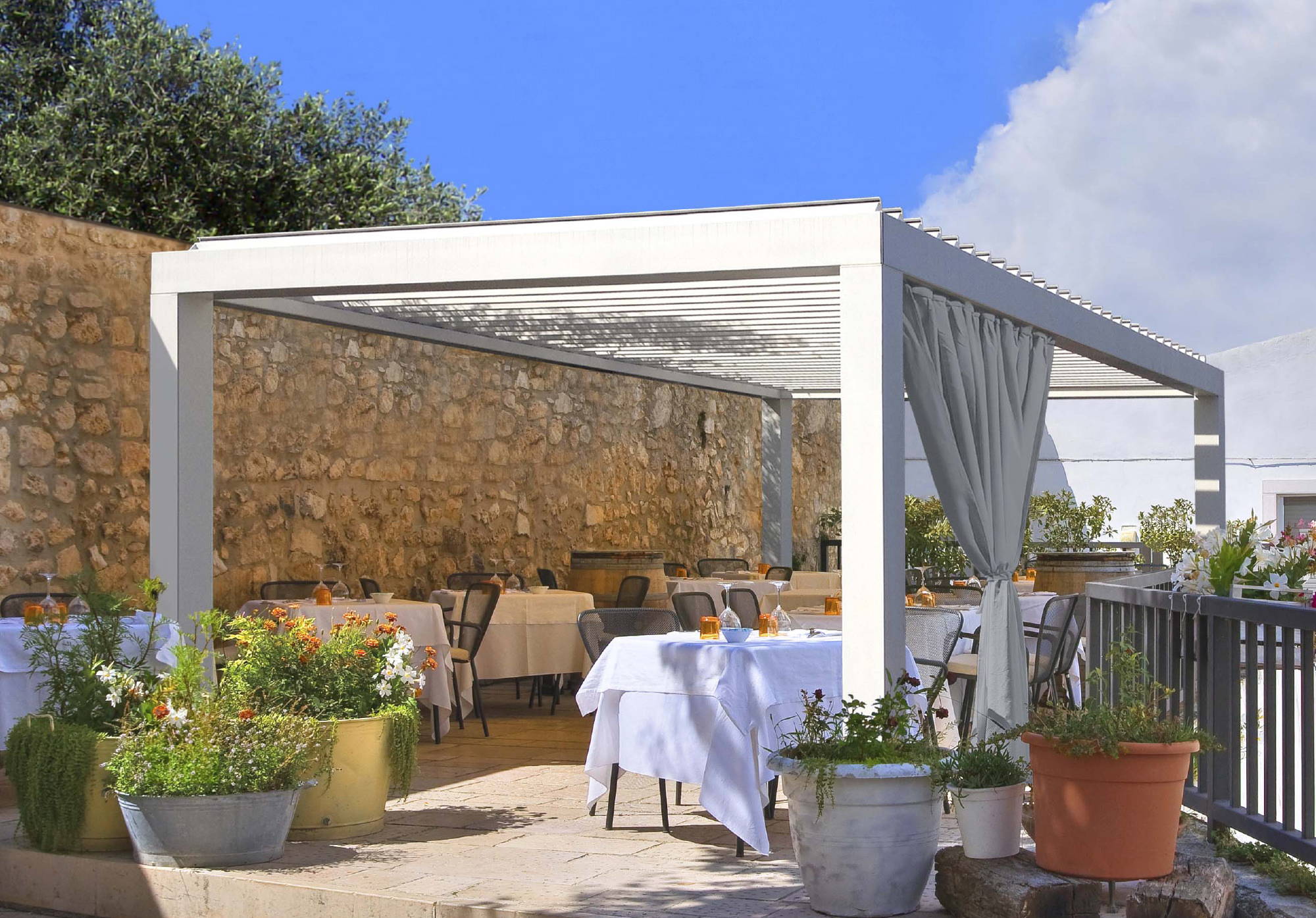 pergolouver4 Pergolouver provides a distinctive waterproof shading solution for those seeking outdoor luxury and protection. This versatile system, available as a self-standing or wall-connected structure, adjusts to control natural light and ventilation.