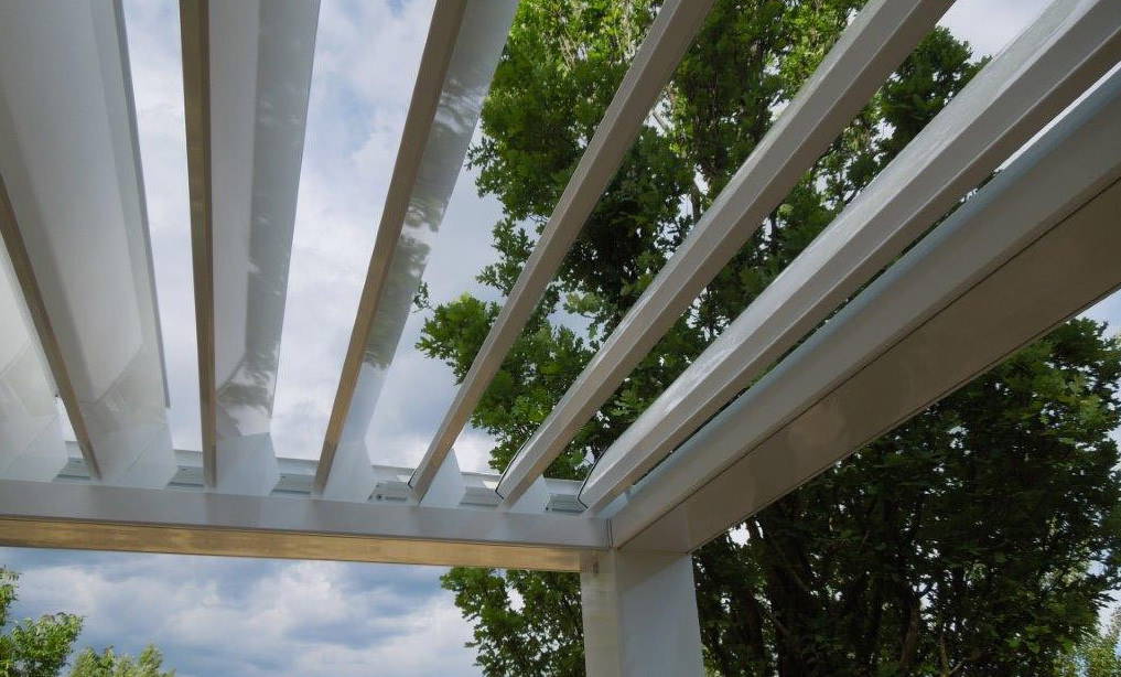 pergolouver7 Pergolouver provides a distinctive waterproof shading solution for those seeking outdoor luxury and protection. This versatile system, available as a self-standing or wall-connected structure, adjusts to control natural light and ventilation.