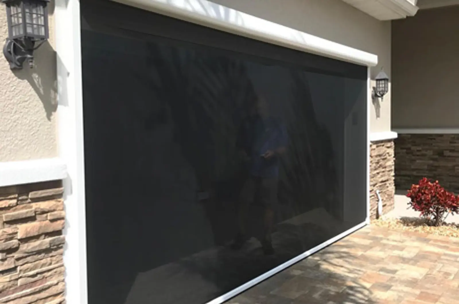 Pair our retractable insect screens with other screens for customized and independent solutions.